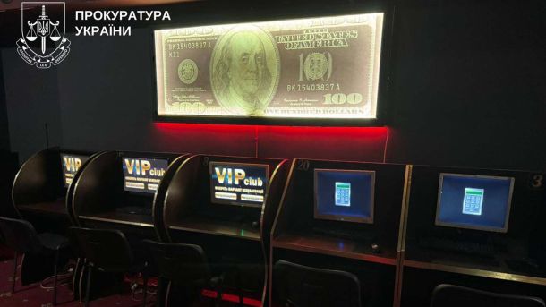 Кілька місць із перегородками в казино, на яких встановлені комп'ютери