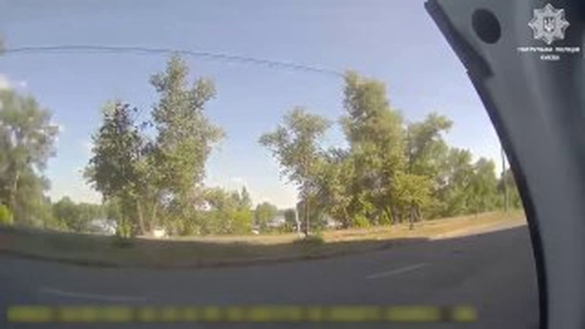 На Оболоні затримали чоловіка з ножем, який погрожував перехожим Патрульні поліцейські затримують нетверезого чоловіка з ножем на Оболоні у Києві