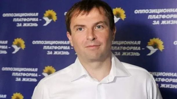 Київ: у Святошинському районі загинули жінка та немовля, розгортають штаб допомоги Молодий чоловік у білому костюмі на фоні з логотипами політичної платформи "За життя".