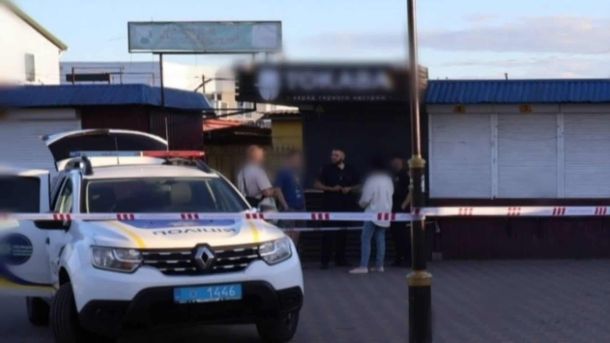 Грабіж у Подільському районі: підозрюваних затримали по гарячих слідах Поліцейські Київщини затримали 40-річного мешканця Фастова, який ударив знайомого ножем у живіт під час бійки в громадському закладі