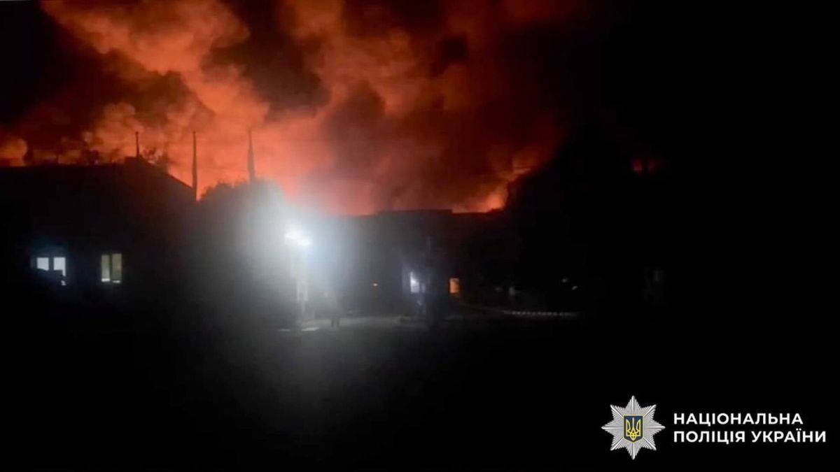 Троє поранених і пожежа: наслідки нічної атаки на Київщині Поліція Київщини документує наслідки нічної російської атаки у Бучанському та Вишгородському районах — троє поранених