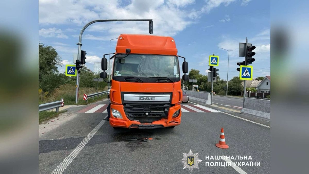 Дорога М-01 Київ — Чернігів біля села Скибин, де вантажівка DAF врізалась у Renault Lodgy, який збив 16-річну пішохідку