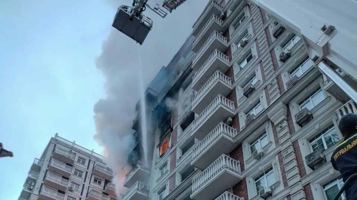 Гасіння пожежі на верхніх поверхах житлового комплексу «Нова Англія» за допомогою автодрабини та подачі води