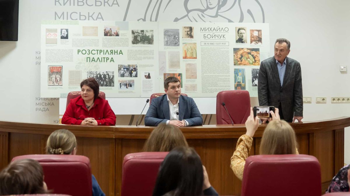 Презентація фотодокументальної виставки «Розстріляна палітра» у будівлі КМДА — керівник апарату Дмитро Загуменний та організатори