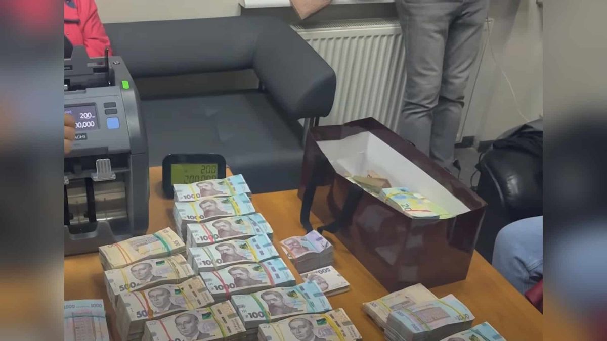 БЕБ викрило конвертаційний центр з оборотом 23,5 млрд грн Слідчі БЕБ провели обшуки у Києві, Харкові та Одесі й викрили конвертаційний центр з оборотом 23,5 млрд грн