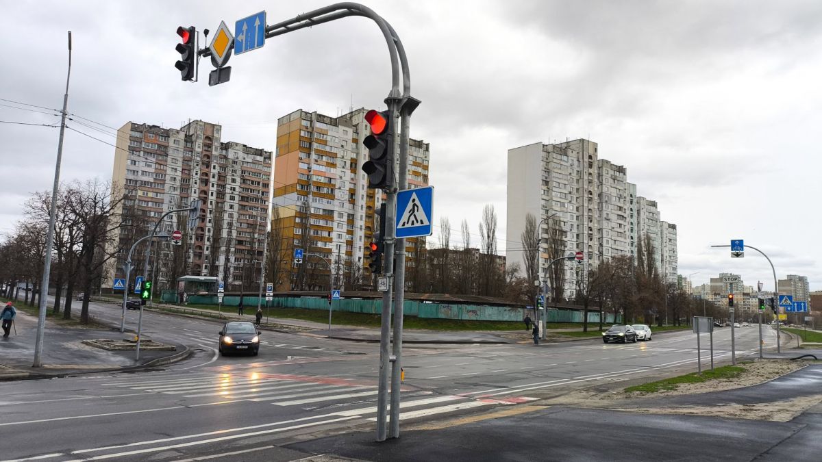 Перехрестя вулиць Райдужної та Ігоря Юхновського у Києві з новим світлофорним об'єктом