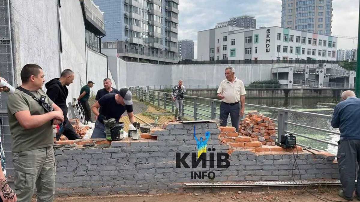 Виконавча служба відкрила доступ до набережної біля ЖК RiverStone, але ввечері там зводили нову стіну