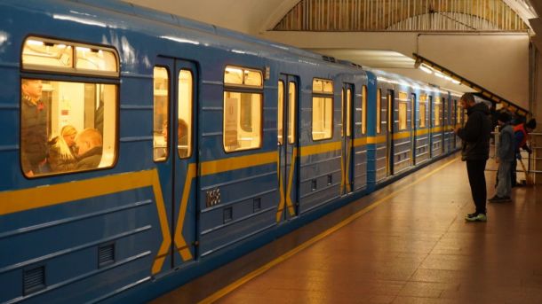 Синій потяг метро в київському метрополітені
