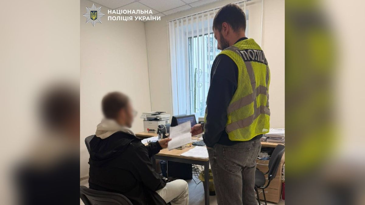 Поліція Києва повідомила 25-річному чоловіку про підозру в розбещенні малолітнього та зберіганні заборонених матеріалів