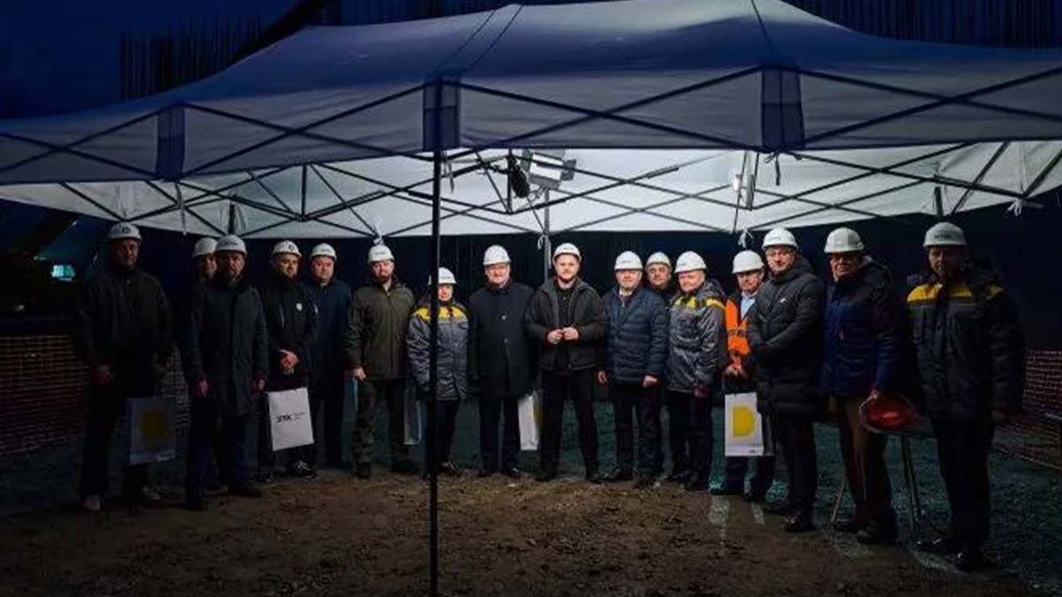 Учасники закладання капсули часу на будівництві першої в Україні цифрової підстанції