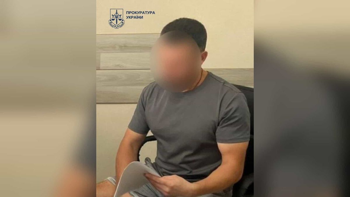Судовий зал у Києві: 38-річного киянина засуджено на 7 років за шахрайство та вимагання 455 тисяч гривень у вдови загиблого військового
