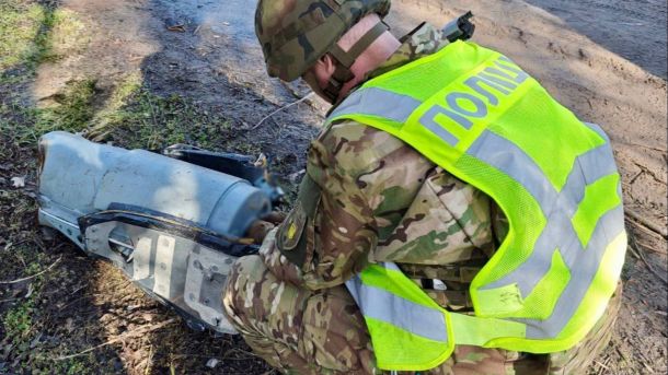 Вибухотехніки поліції вилучають нездетоновану бойову частину дрона Герань-2 у лісосмузі Дарницького району Києва