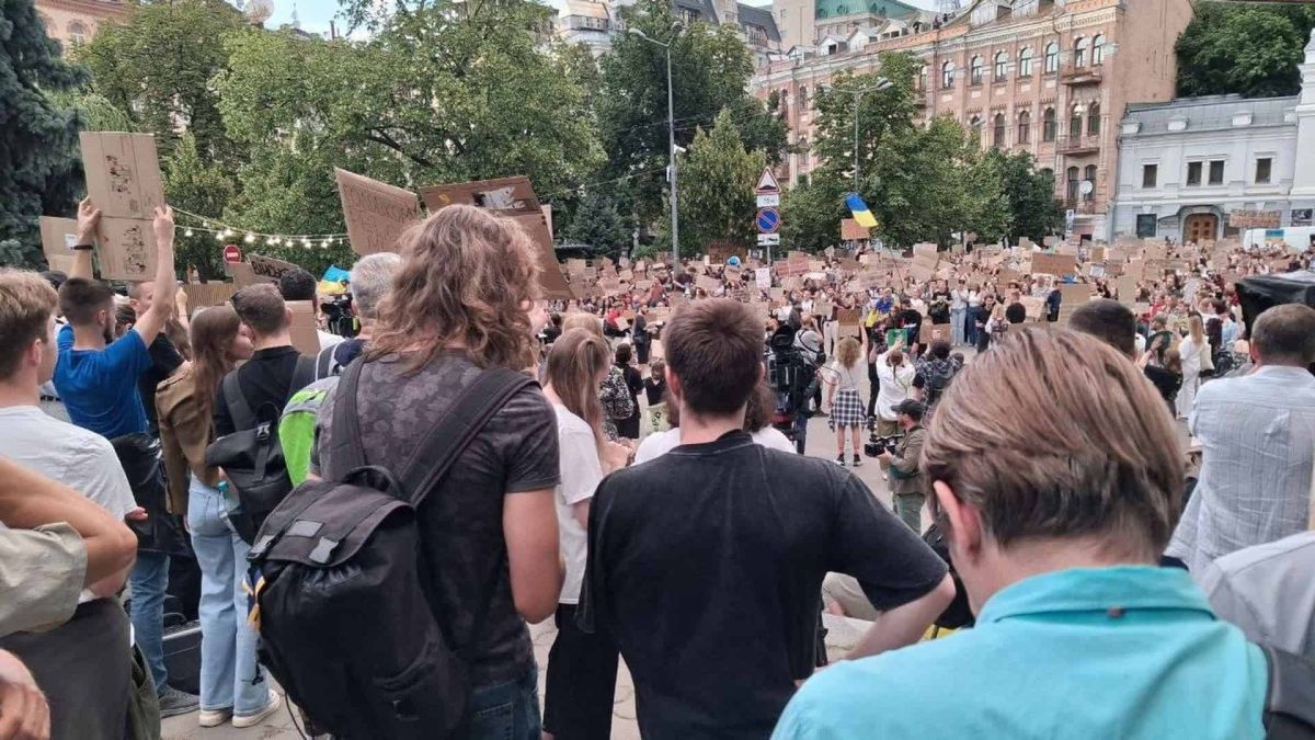 На площі Франка стартував безстроковий протест за повернення Федорова Сотні учасників із картонними плакатами на безстроковій акції за повернення Михайла Федорова на площі Івана Франка в Києві