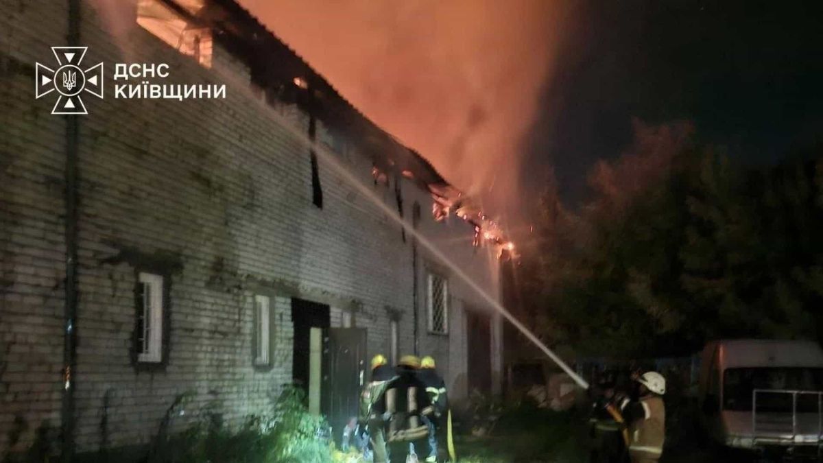 Ворог атакував Київщину: пошкоджено будинки й виробничі приміщення Рятувальники ДСНС Київщини подають воду на палаючий дах цегляної будівлі поблизу автомобіля