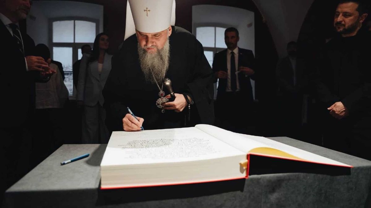 У Лаврі відкрили Книгу хранителів до 975-річчя Митрополит робить перший запис у Книзі хранителів і ктиторів Києво-Печерської лаври, на задньому плані Президент Зеленський