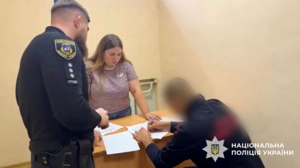 Знімок поліціянтів під час оформлення документів у приміщенні, українські правоохоронці на службі, слідчі процедури, офіційна діяльність правоохоронних органів у Києві.
