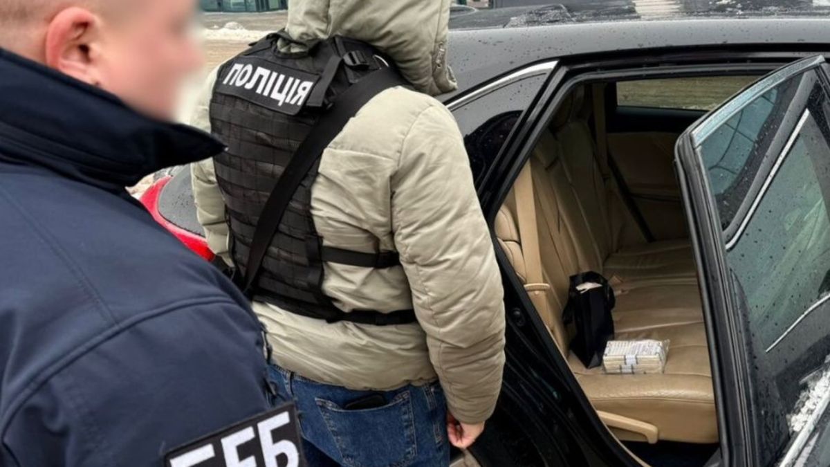 У Києві два чоловіки продавали фальшиві $100 за півціни Фальшиві банкноти у пачках на сидінні в автомобілі