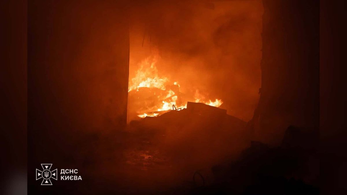 Двоє загиблих і 13 врятованих ДСНС після масованої атаки на Київ (оновлено) Рятувальники ДСНС працюють на місці ураження після масованої російської атаки на Київ: 2 загиблих, 13 врятованих