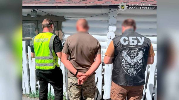 Поліцейські Києва затримали 39-річного військовослужбовця, який вимагав $10 000 за фіктивне переведення чоловіка до тилової частини у столиці