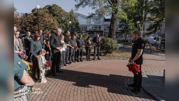 Меморіальна акція «Сонях» у сквері «Пам'яті героїв-рятувальників» у Солом'янському районі Києва на честь трьох загиблих пожежників
