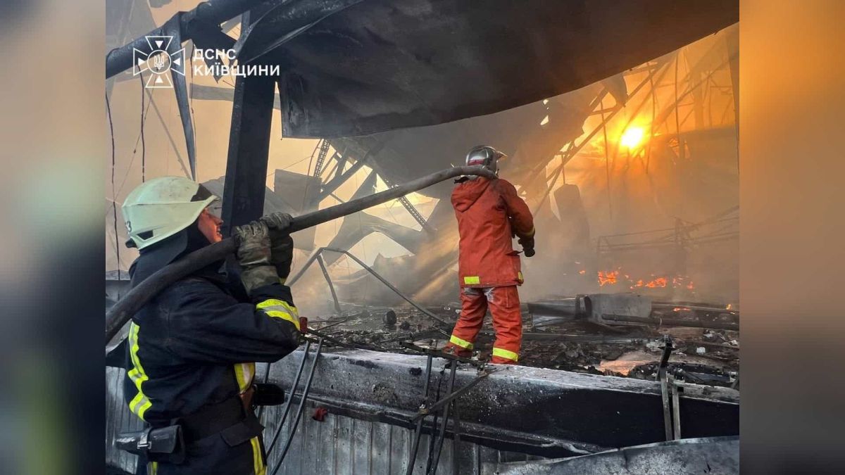 Пожежа у розподільчому центрі торговельної мережі у Бучанському районі після атаки російських безпілотників