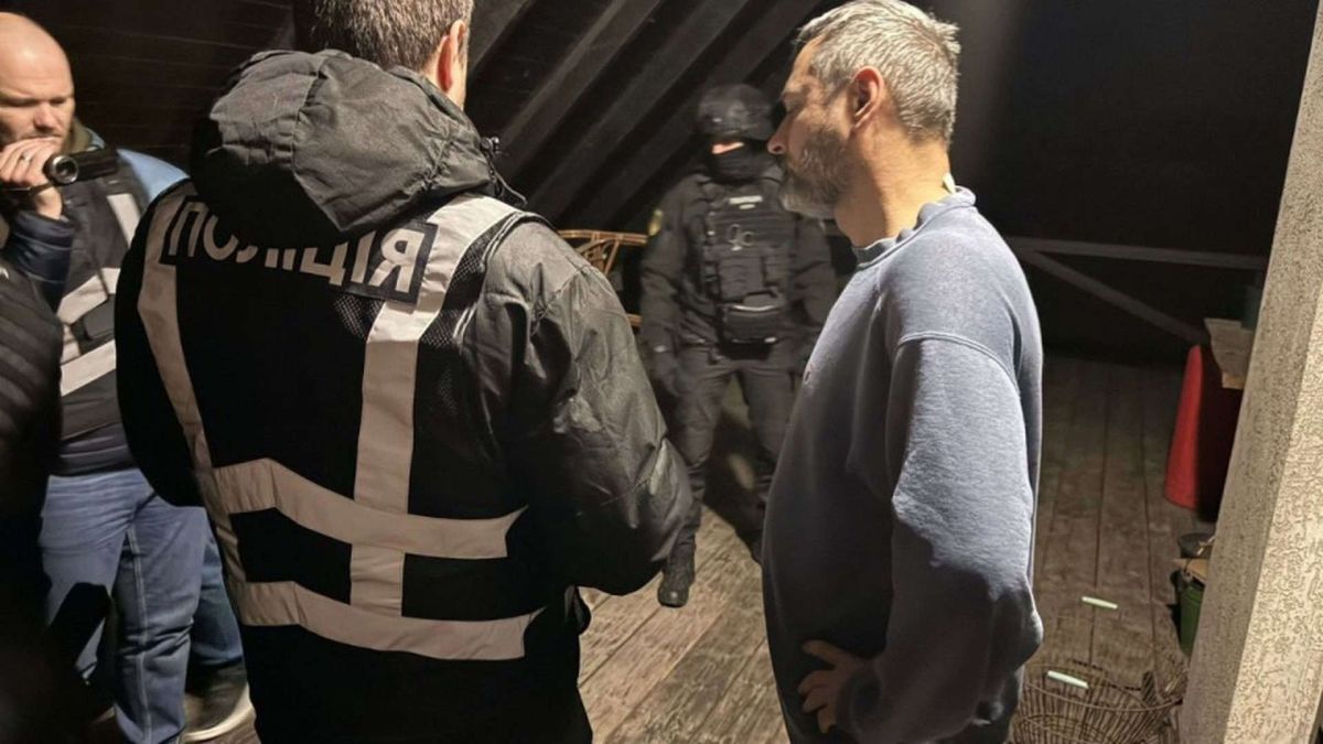 Співробітники поліції під час обшуку в ексдиректора Молодого театру Андрію Білоусу