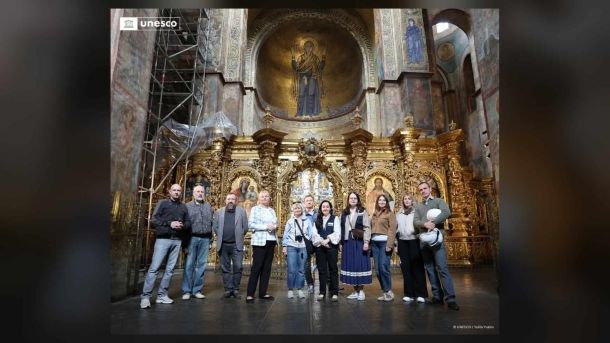 Генеральна директорка заповідника Неля Куковальська та глава Представництва ЮНЕСКО в Україні К'яра Децці Бардескі з командою під час огляду реставраційних робіт у Софійському соборі 12 травня 2026