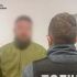 Поліцейський затримує підозрюваного підрядника у приміщенні — справа про розкрадання коштів на модульні будинки для Мощуна