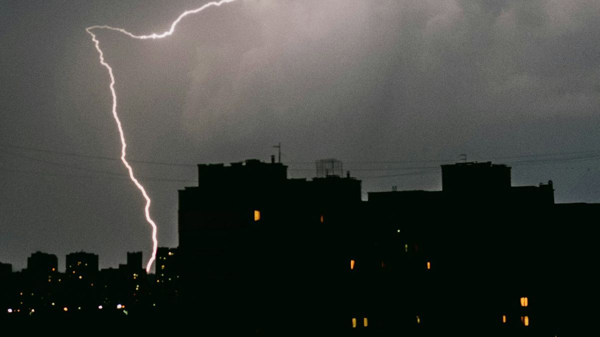 Весняна вулиця Києва з деревами в розпуску та пішоходами в теплий квітневий день