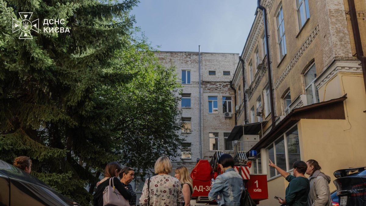 Рятувальники ДСНС Києва біля будівлі з пожежною автодрабиною під час атаки на Київ 9 вересня.