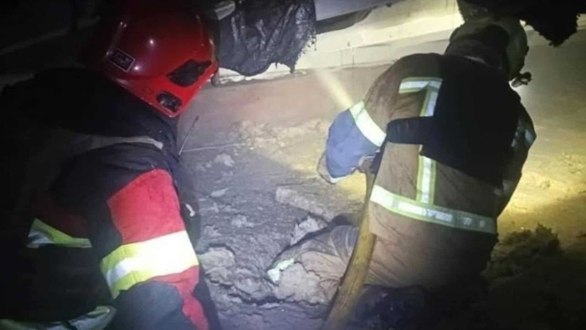 Дитина загинула під завалами у Вишгороді після ракетно-дронової атаки Двоє рятувальників ДСНС із ліхтарем обстежують завали під обваленою конструкцією всередині пошкодженої будівлі