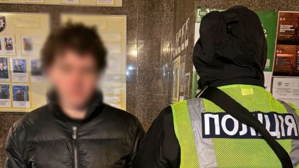 Псевдоадвокатка отримала 7 років за обман киян Поліцейський і блогер у відділку поліції