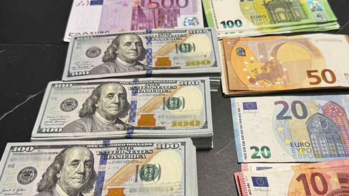 На столі розкладені долари і євро