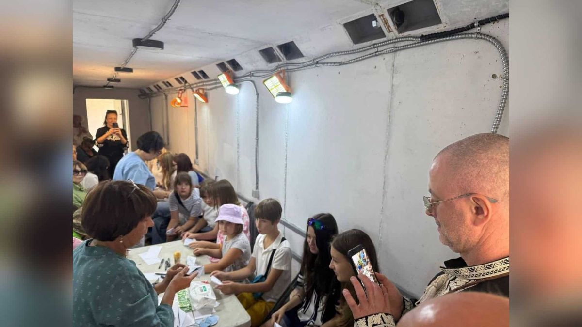 Діти та вихователі ЦДЮТ Деснянського району Києва ліплять паперові очі з пластиліном у мобільному укритті в День Незалежності 24 серпня