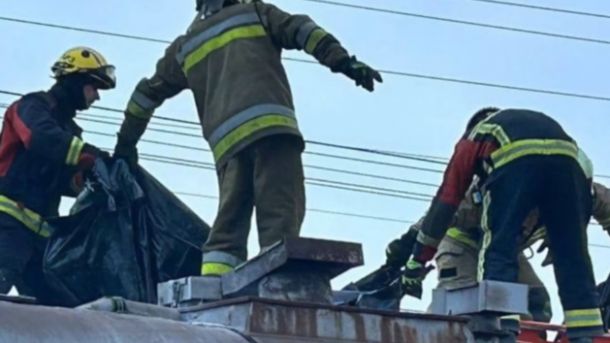 Рятувальники ДСНС працюють на даху залізничного вагона після ураження підлітків струмом контактної мережі в Києві