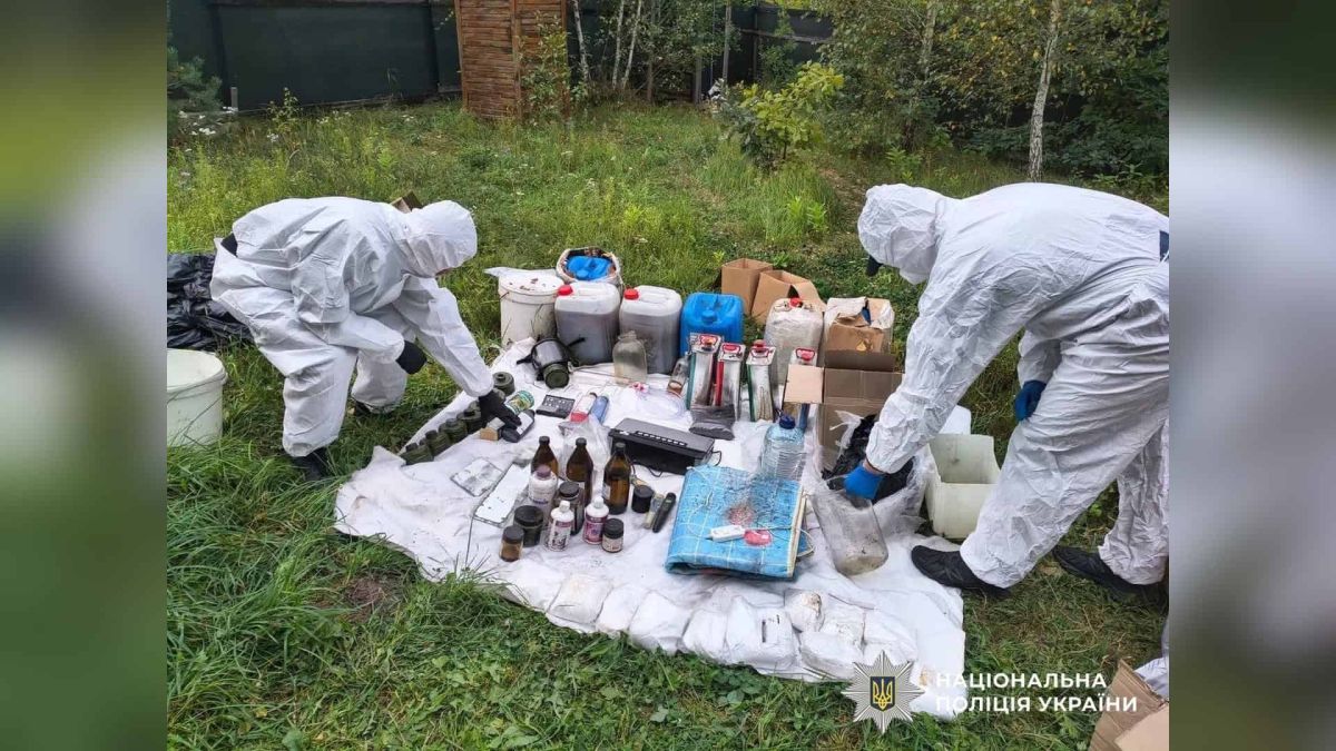 Поліцейські проводять обшук у нарколабораторії, вилучене обладнання та наркотики під час спецоперації Breaking Bad на Київщині