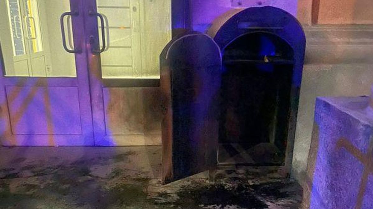 Поштомат Укрпошти який згорів після пожежі