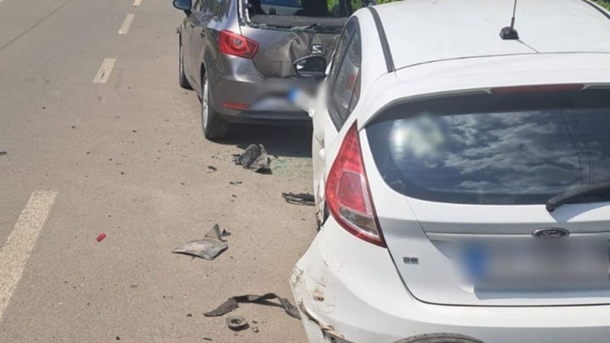 Volkswagen збив чотири авто в Дарниці: водій мав 2,8 проміле Пошкоджений Volkswagen після зіткнення з чотирма припаркованими авто у Дарницькому районі Києва, водій показав 2,80 проміле