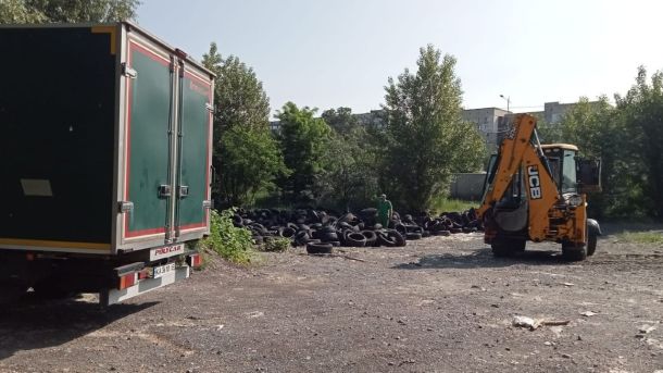 У Києві з прибудинкових клумб прибрали майже 900 старих шин