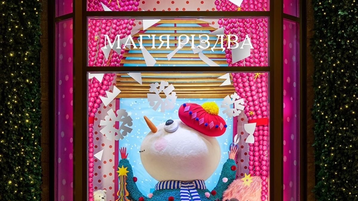 Вітрина ЦУМу «Таємниця першої сніжинки». Сніговичок вирізає паперові сніжинки біля вікна