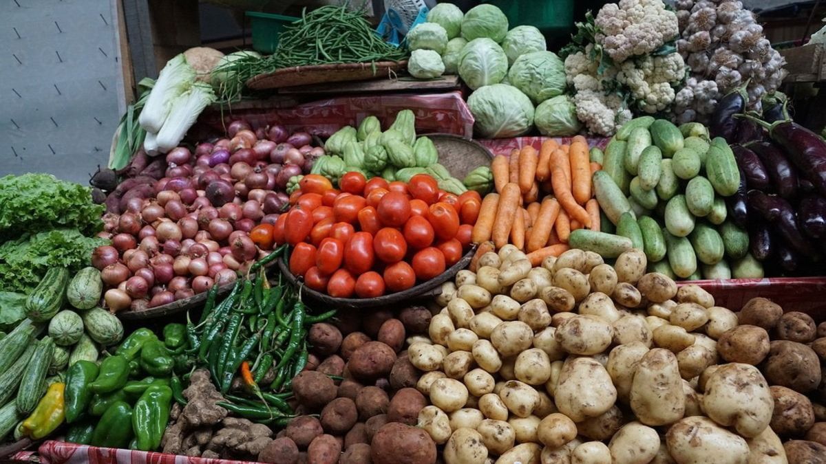 Продукти на ринку: картопля, помідори, морква і огірки