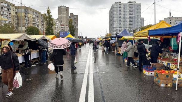 Продуктовий сільськогосподарський ярмарок у Києві, де кияни купують свіжі фермерські овочі та фрукти