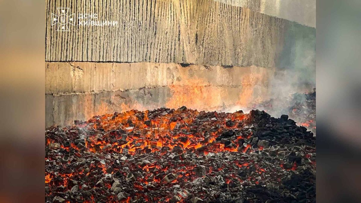 У Броварах пожежі на трьох об’єктах після нічної атаки дронів Рятувальники ДСНС ліквідують пожежу на промисловому об’єкті у Броварському районі після російського удару