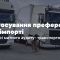 Вантажівки на майданчику митного контролю, на передньому плані службовий пес перевіряє транспорт під час митного аудиту