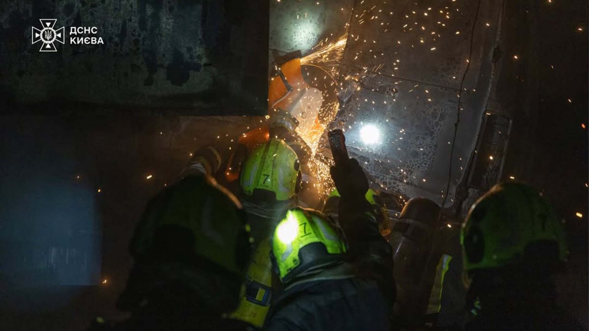 На Подолі згорів приватний гараж — гасіння тривало понад дві години Під час робіт із гасіння пожежі
