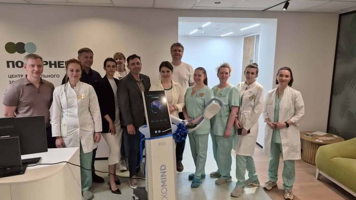 Команда медиків і міжнародні партнери на церемонії передачі апарату Exomind Центру ментального здоров'я «Повернення» у Київській міській клінічній лікарні №4