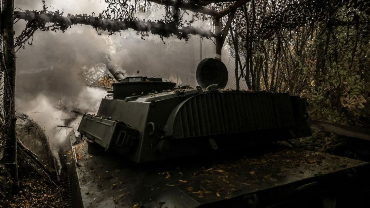 Український танк стріляє з замаскованих позицій
