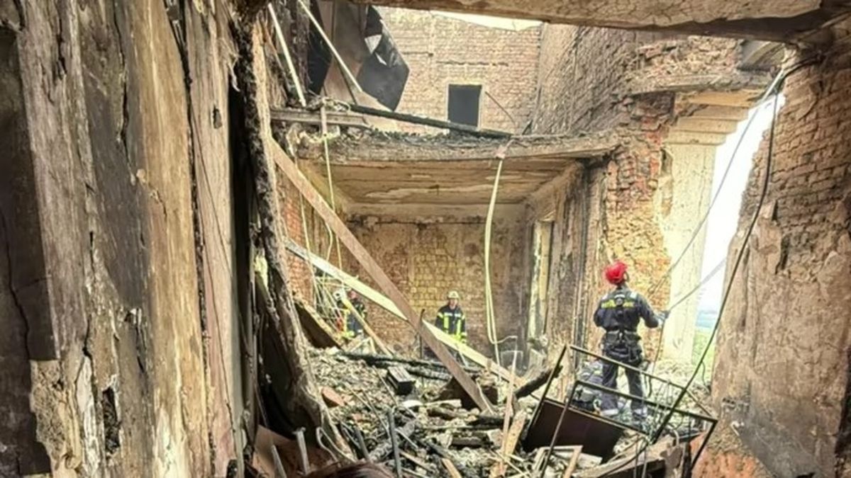 Згоріла нежитлова будівля з пошкодженою стелею та розбитими вікнами, пожежники оглядають руйнування на місці пожежі у Києві.