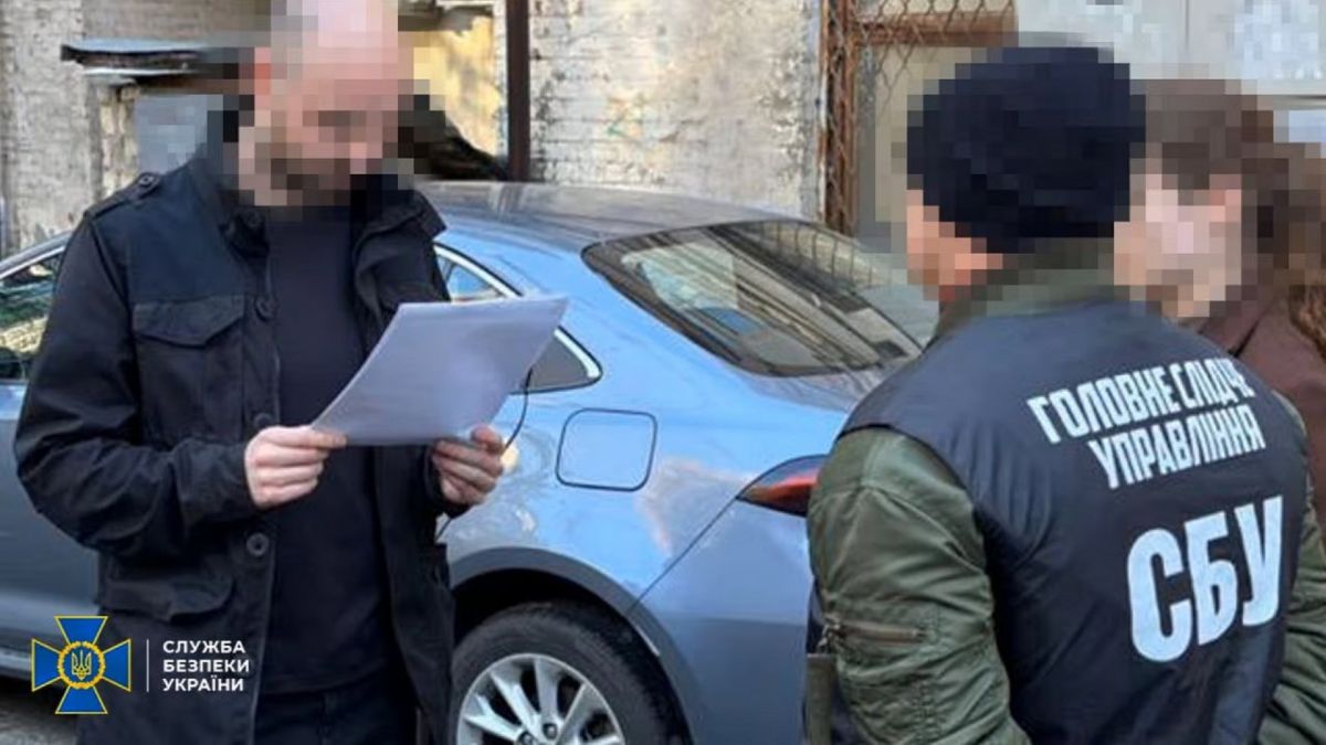 Іноземця-інструктора затримали в Києві: підозрюють у підготовці терактів Правоохоронці повідомляють іноземцю про підозру
