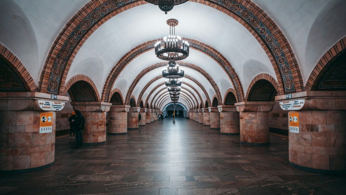 На станціях метро Києва пропонують облаштувати кімнати для мам із немовлятами — петиція Платфома київського метро